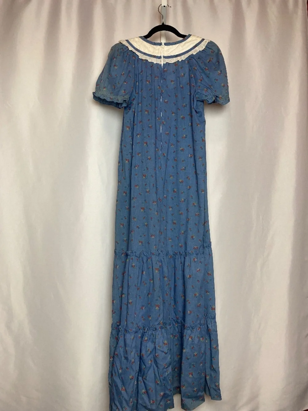 Vintage Womenʻs Light Blue Short Sleeve Prairie Style Floral Hawaiian Muʻumuʻu - Picture 8 of 15